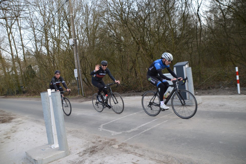 Deze renners hadden woensdagnamiddag de vrije baan in het midden van de rijweg.