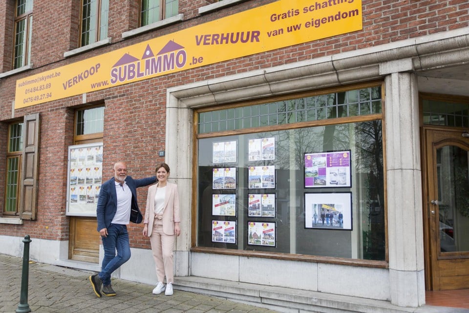 Geert Sprengers en dochter Goele voor het immokantoor, dat hij in 2003 opstartte. 