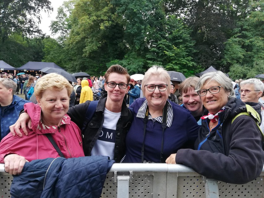 Anita, Lieve, Annelies en Anita stonden op de eerste rij bij het optreden van Bart Kaëll.