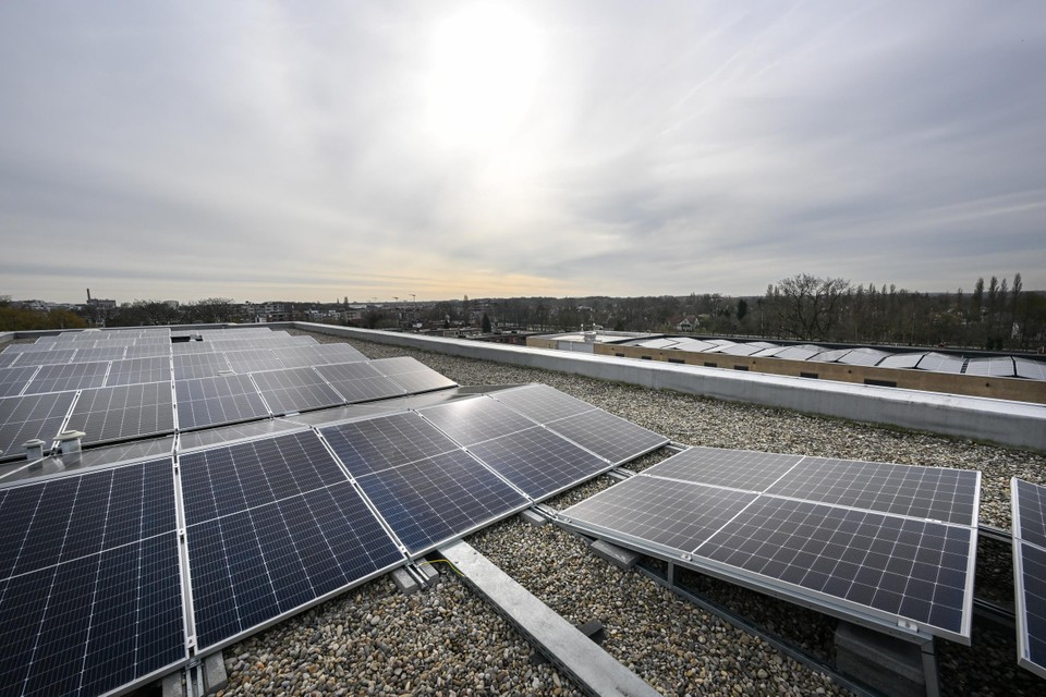 Zonnepanelen op het dak van ziekenhuis Sint-Augustinus.