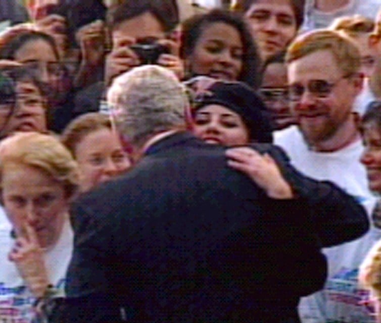 Clinton omhelst Lewinsky aan het Witte Huis. Later een van de meest prominente beelden in het Lewinsky-verhaal.