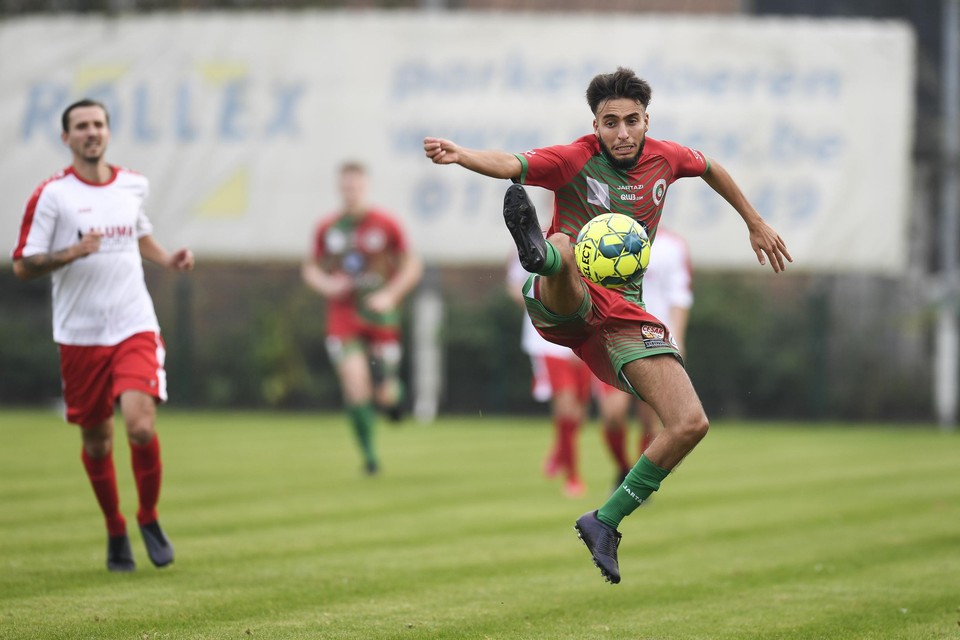 Mouad Taouil controleert de bal.