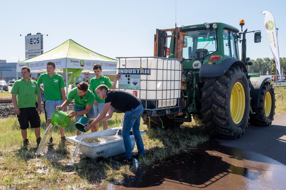 De industrie vult het stikstofbad, de jonge boeren moeten het weer leegmaken. 