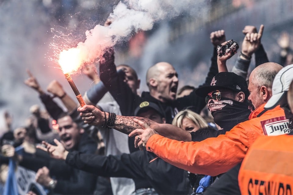 Bengaals vuurwerk is in elk Belgisch stadion verboden. Toch nam het gebruik ervan fors toe.