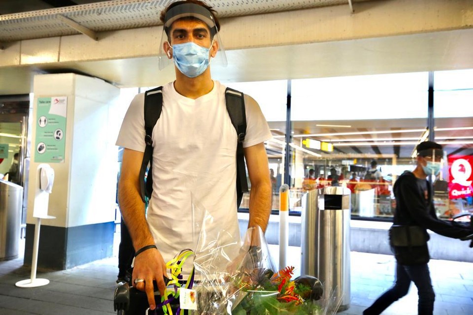 De Iraanse doelman Alireza Beiranvand arriveerde - volledig coronaproof - in de luchthaven om zijn transfer naar Antwerp af te ronden. 