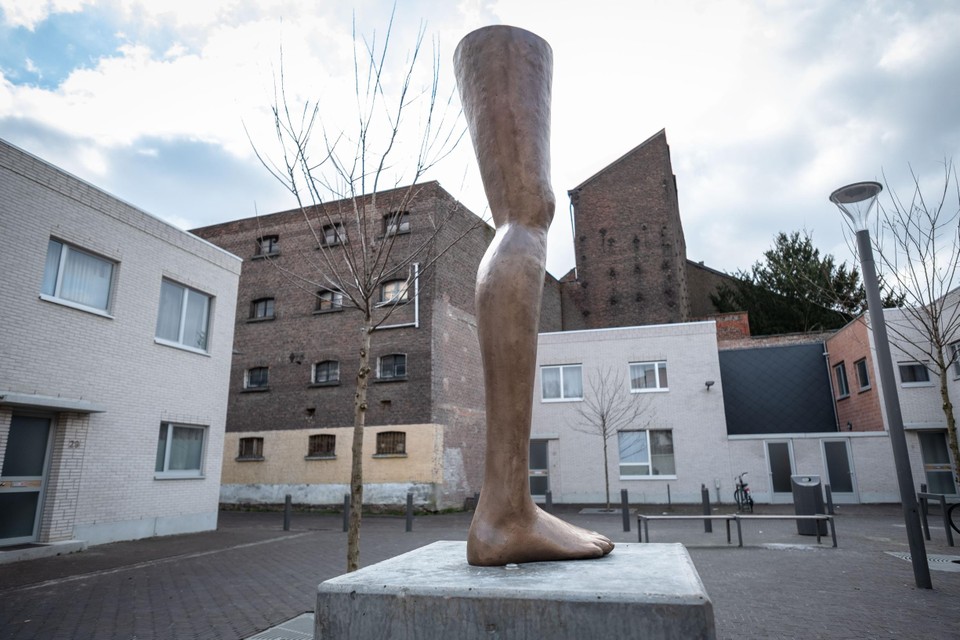 Kunstwerk ‘Het Been’ werd weggehaald door het Middelheimmuseum nadat vandalen het hadden besmeurd.
