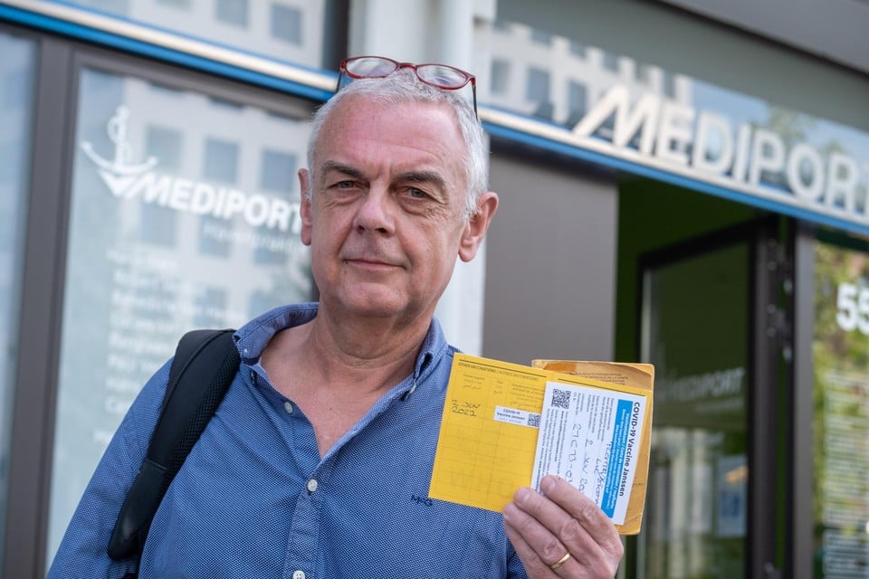 Kapitein Luc Plomteux kwam vanuit Luik om zijn vaccin te krijgen.