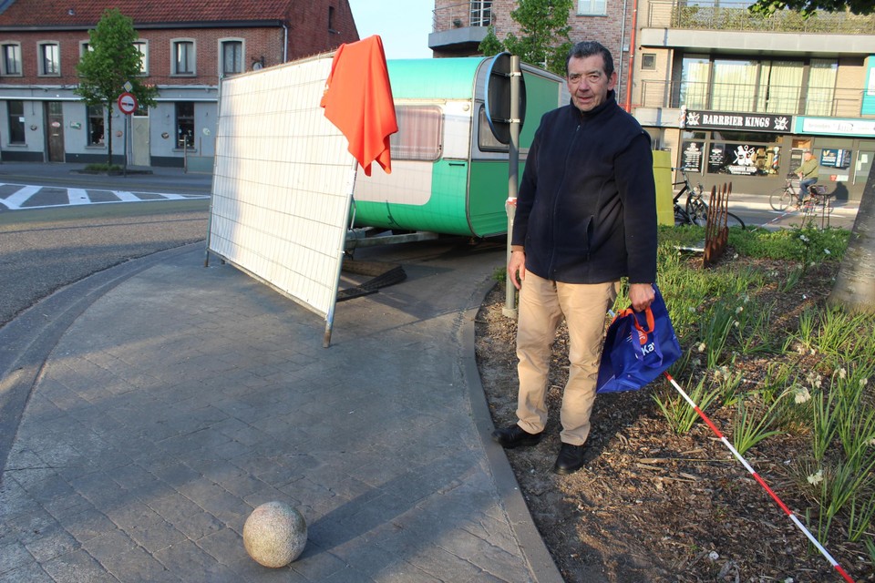 Willy Verhoeven komt in alle vroegte zijn betonnen bol ophalen. 
