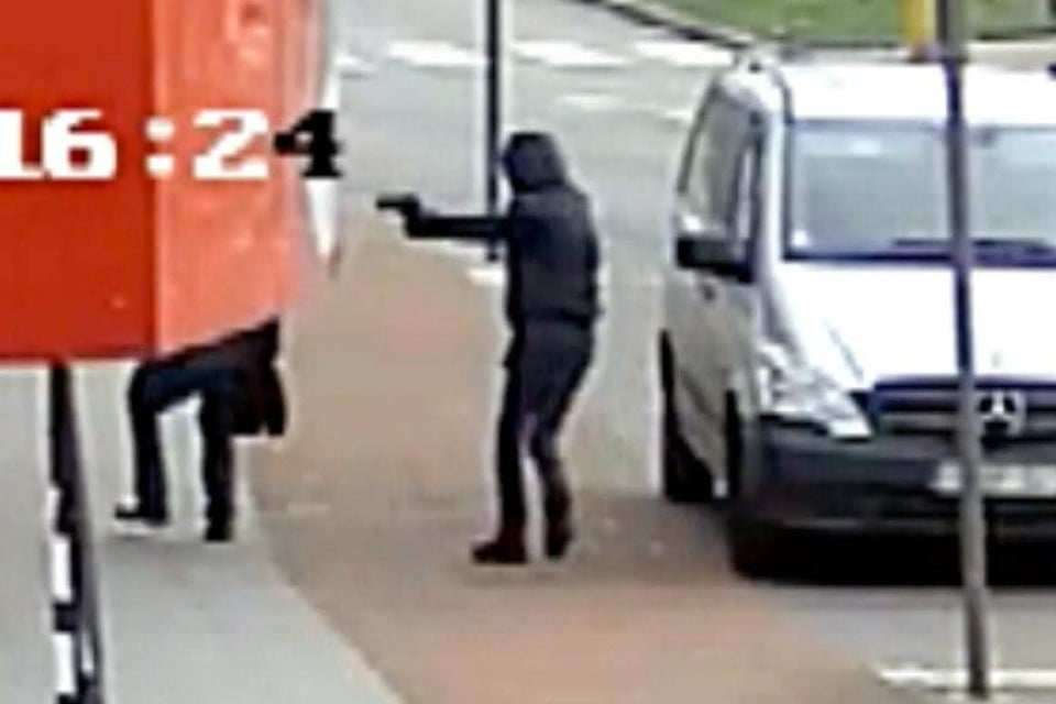 De gewelddadige overval werd gefilmd door bewakingscamera’s in de buurt.