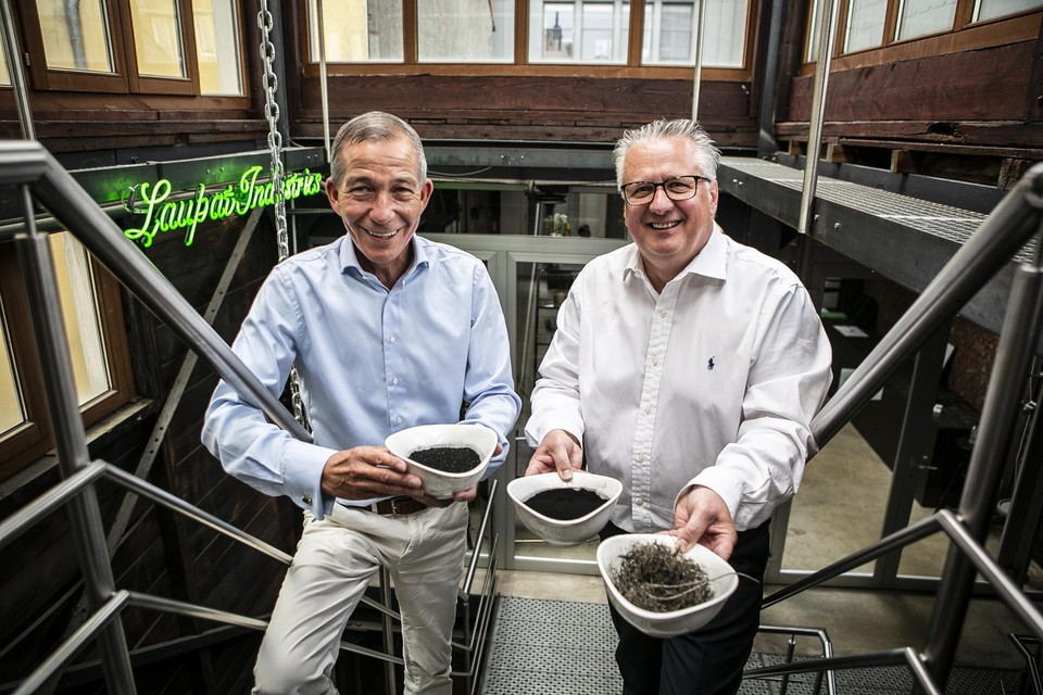 Walter Patijn en Frank Lauwers, de twee oprichters van het bedrijf Laupat Industries, tonen koolstof en staaldraad. Dat zijn twee producten die ze uit autobanden zullen halen in hun nieuwe fabriek, die dan toch niet op de oude Opelsite komt. 