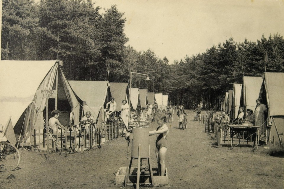 Een beeld uit de pioniersdagen van Dennenbad in de jaren dertig toen er nog geen caravans of chalets stonden, maar oude legertenten.