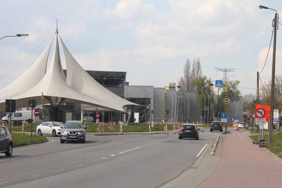 De kruispunten met de Kapelanielaan (links) en de Eurolaan (rechts) zijn nog niet afgewerkt (beeld van april 2021).