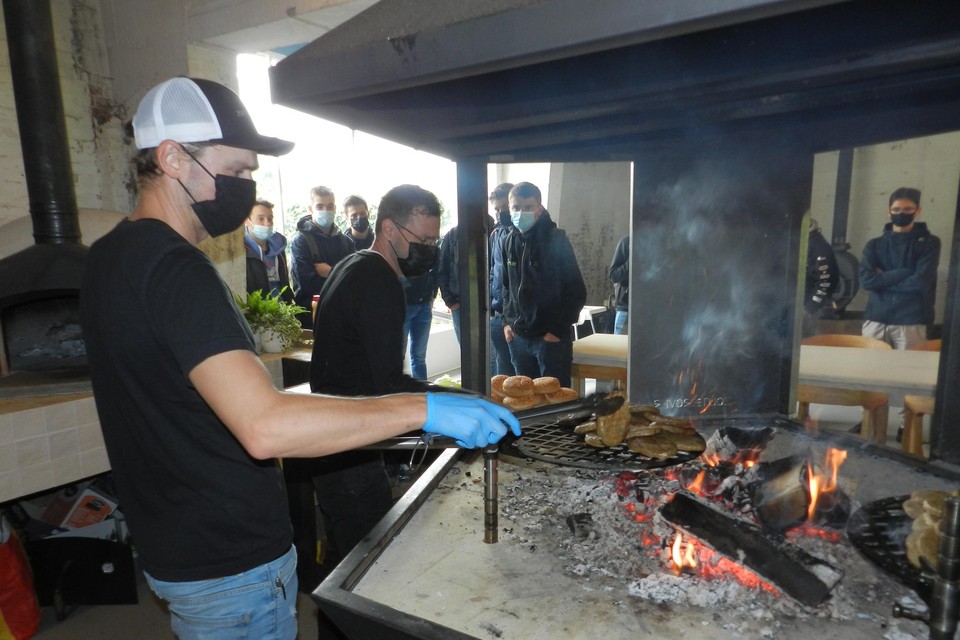 Nick en Kevin gebruiken een kampvuur op hoogte voor hun bereidingen.