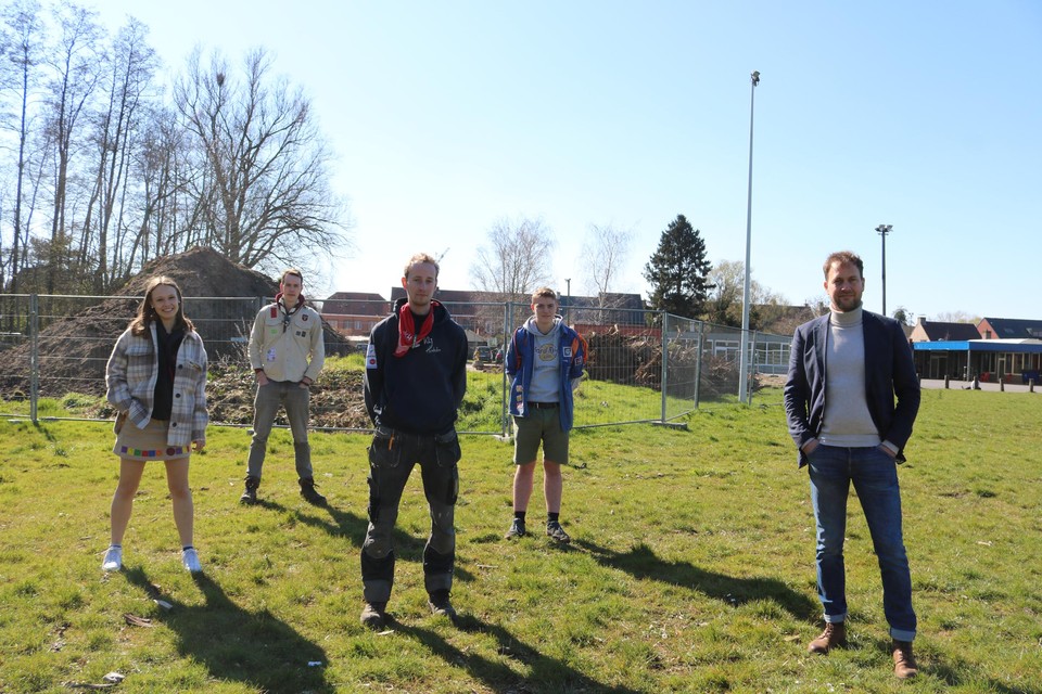 Schepen De Bruyne (rechts) Ben Rotthier van De Schakel (midden) en de leiding van de jeugdgroepen die er hun stek hebben, poseren op de plaats waar het nieuwe lokaal komt.