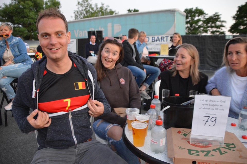 Supporters op het Sint-Teunisplein in Sint-Antonius.