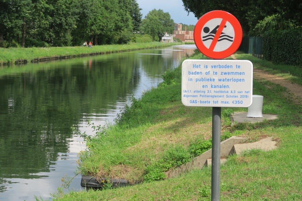Vandaag is zwemmen in de vaart uitdrukkelijk verboden. Dat maken deze borden duidelijk. 