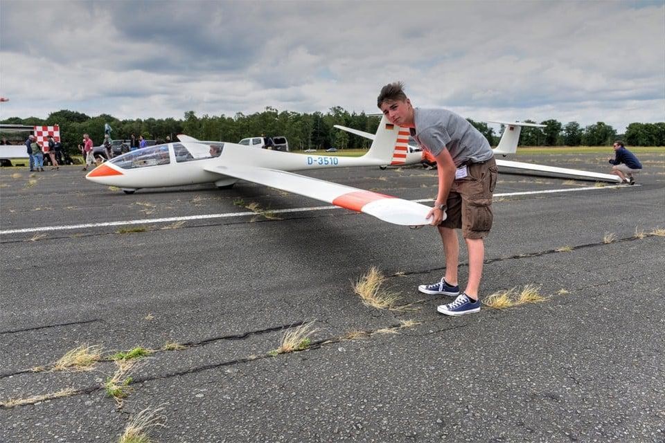 De start- en landingsbaan, hier tijdens een cursus zweefvliegen, wordt deels onthard. 
