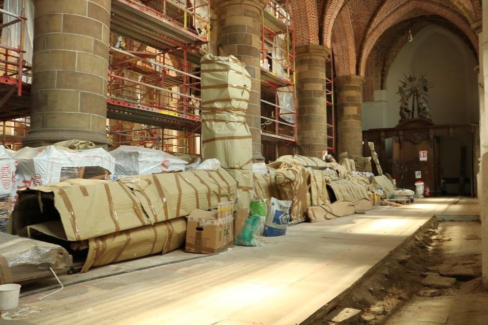 De ingrijpende restauratie van de Sint-Amandskerk neemt een jaar in beslag. 