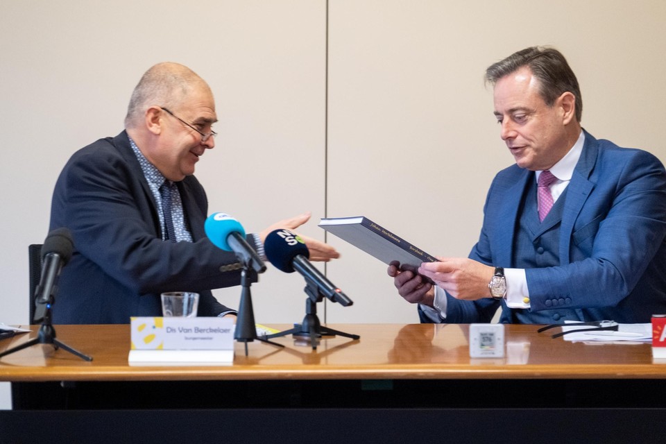 Antwerps burgemeester Bart De Wever (N-VA) en zijn Borsbeekse collega Dis Van Berckelaer (Iedereen Borsbeek). 