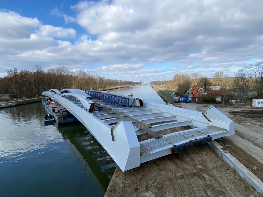 De onderdelen van de nieuwe kanaalbrug zijn gearriveerd.