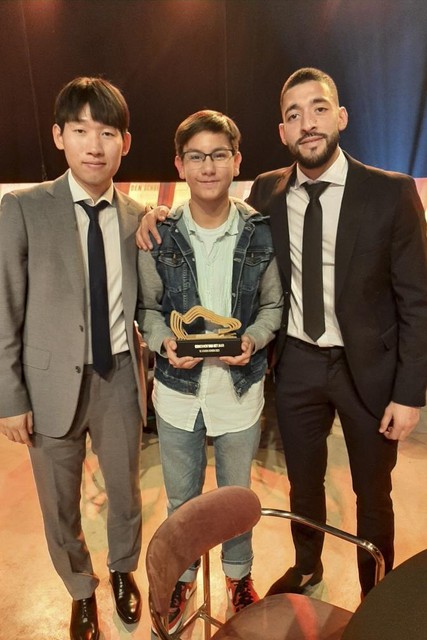 Gilian ging tijdens het event van de Gouden Schoen maar al te graag op de foto met KAA Gent-spelers Hong en Tissoudali