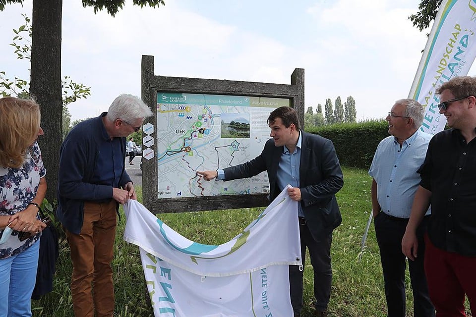Jan De Haes en Rik Verwaest onthullen het infobord van het Wolvenveldpad.