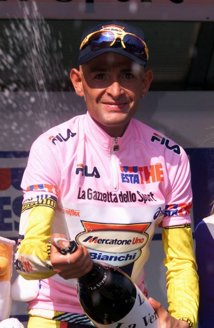 Marco Pantani durfde niet juichen op Oropa, maar mocht nadien wel de champagne laten knallen.