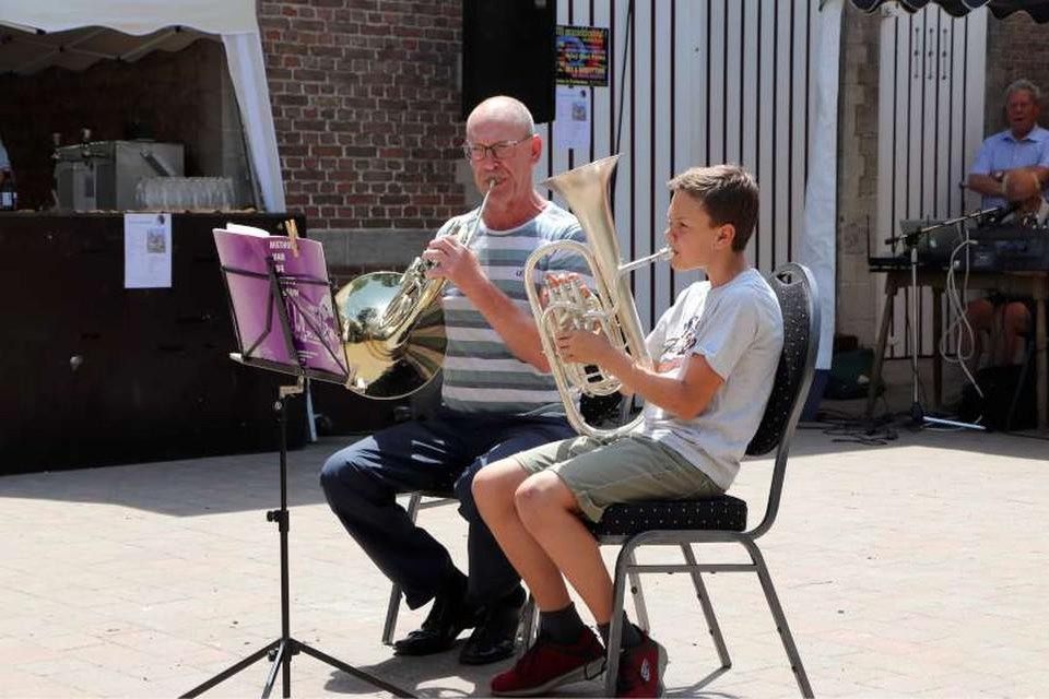 Oud-dirigent Koen Thys met Ibe Verbist bij een vorig tuinconcert in 2019.