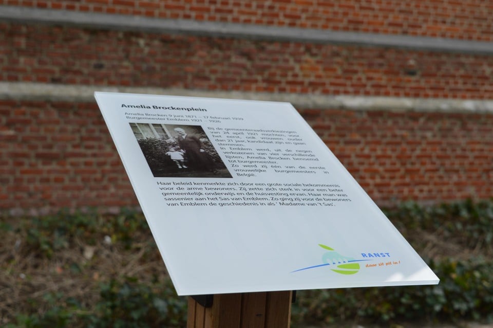 Er staat ook een bord met uitleg en een foto op het Amelia Brockenplein. 