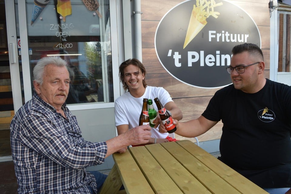 Frans ‘Sus’ De Schutter toost met een pintje met Axl en Niels voor frituur ’t Pleintje. 