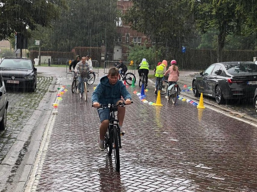 De felle regenbuien maakten het extra uitdagend voor de leerlingen van Triangel op de strapdag in Vlimmerenn. 