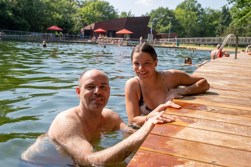 Vader en dochter zwemmen voor het eerst in Boekenberg. 