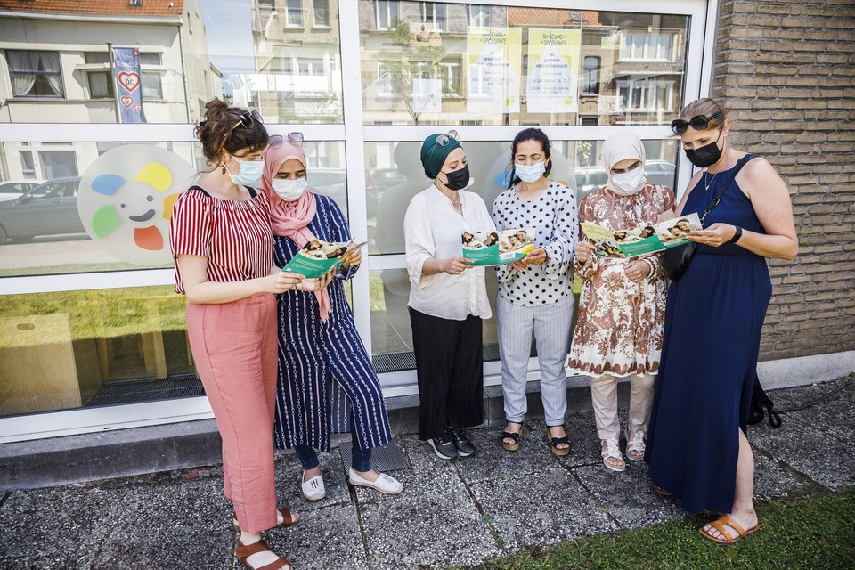 Begeleidsters Sarah Buyl (viva-svv), Nasha Bouhoudane en Hakima Belekhrif (links, Atlas, integratie & inburgering Antwerpen) met moeders Fatima en Wafae. Rechts: begeleidster Liesbeth Smeuninx (Ligo Antwerpen).