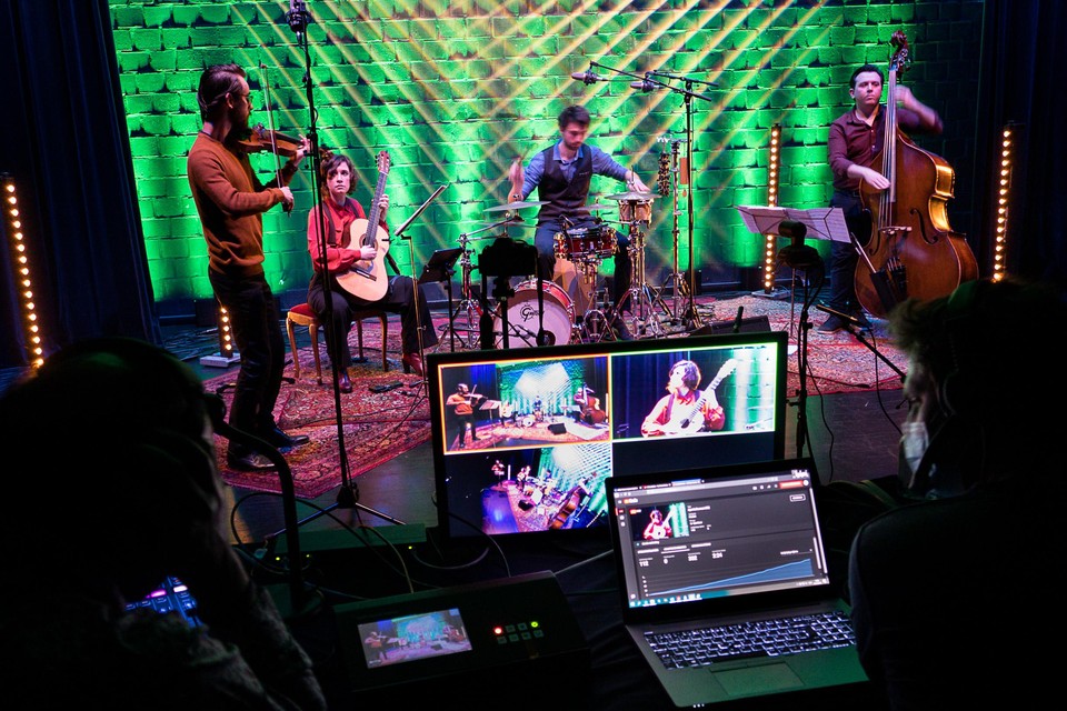 Ensemble DRE live aan het werk in De Kaekelaar. Thuis genoten ruim 165 mensen van de eigenzinnige muzikale cocktail dankzij de livestreaming door CC Schoten.