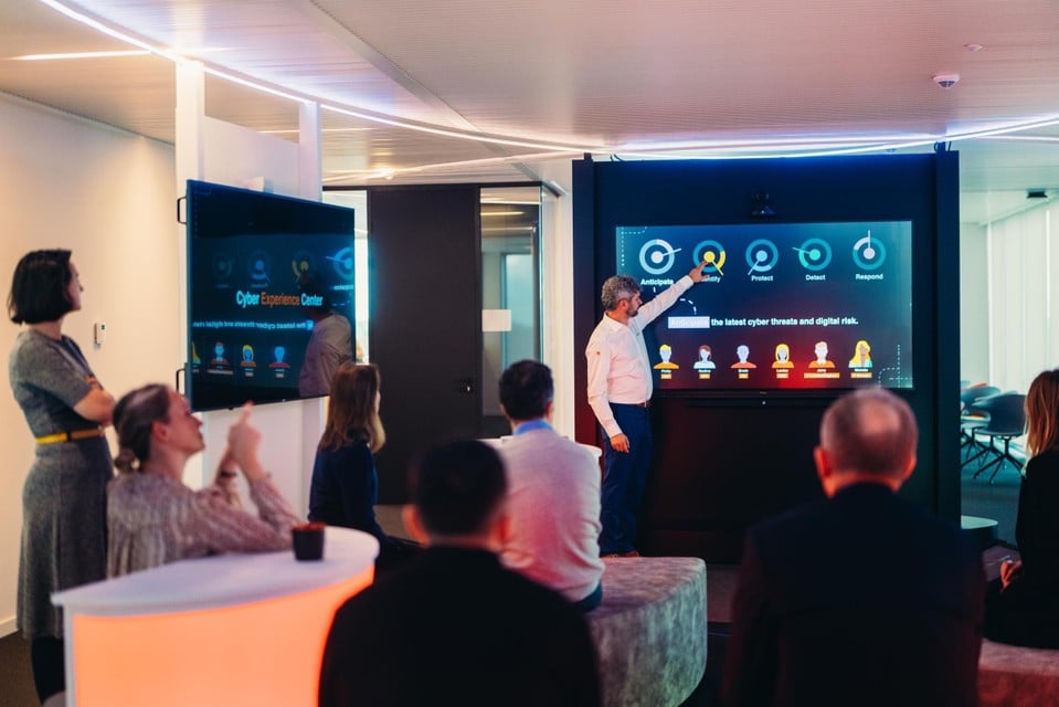Een specialist van Orange Cyberdefense toont aan CEO’s de impact van een cyberaanval.