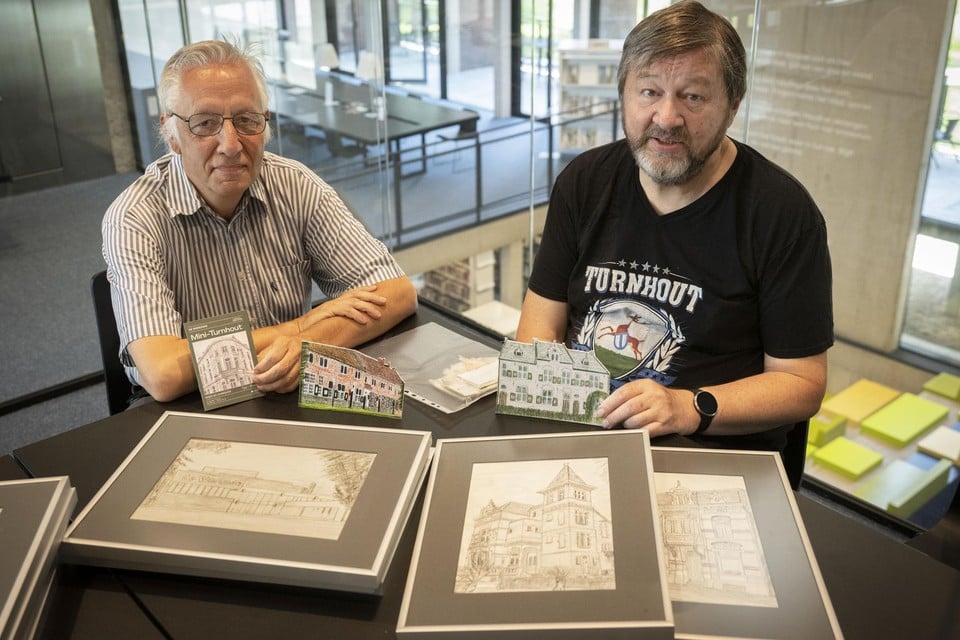 Stadsgids Ortwyn Arts en kunstenaar Jan Melis tonen enkele tekeningen en miniaturen van Turnhoutse gebouwen. 