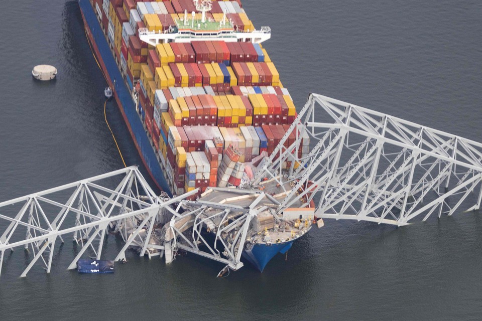 De brug viel als een kaartenhuisje ineen.