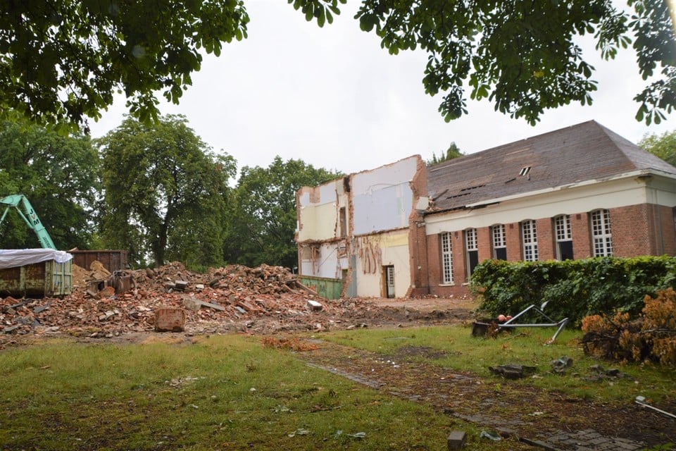Het Waaiergebouw is al grotendeels verdwenen.