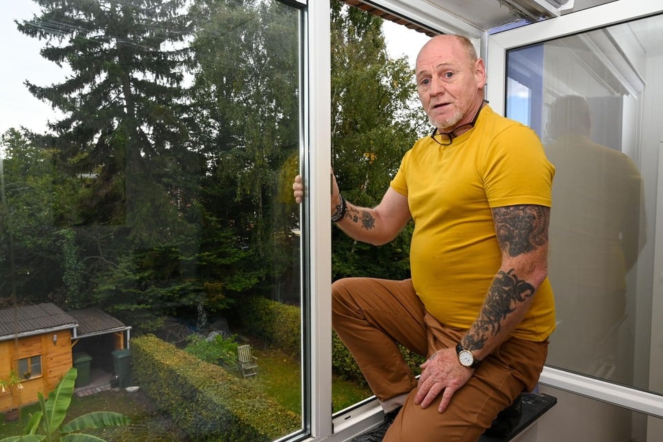 Martinus Dienjens maakt zich zorgen over de stabiliteit van de bomen achteraan, die onder de verantwoordelijkheid van sociale huisvestingsmaatschappij De Ideale Woning vallen