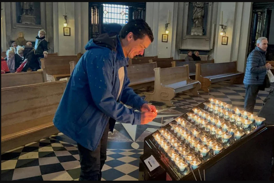 Voldoening na de aankomst in Scherpenheuvel. Voorzitter Björn Verhoeven brandt in de Basiliek een kaarsje voor een volgende beker voor de Giants.