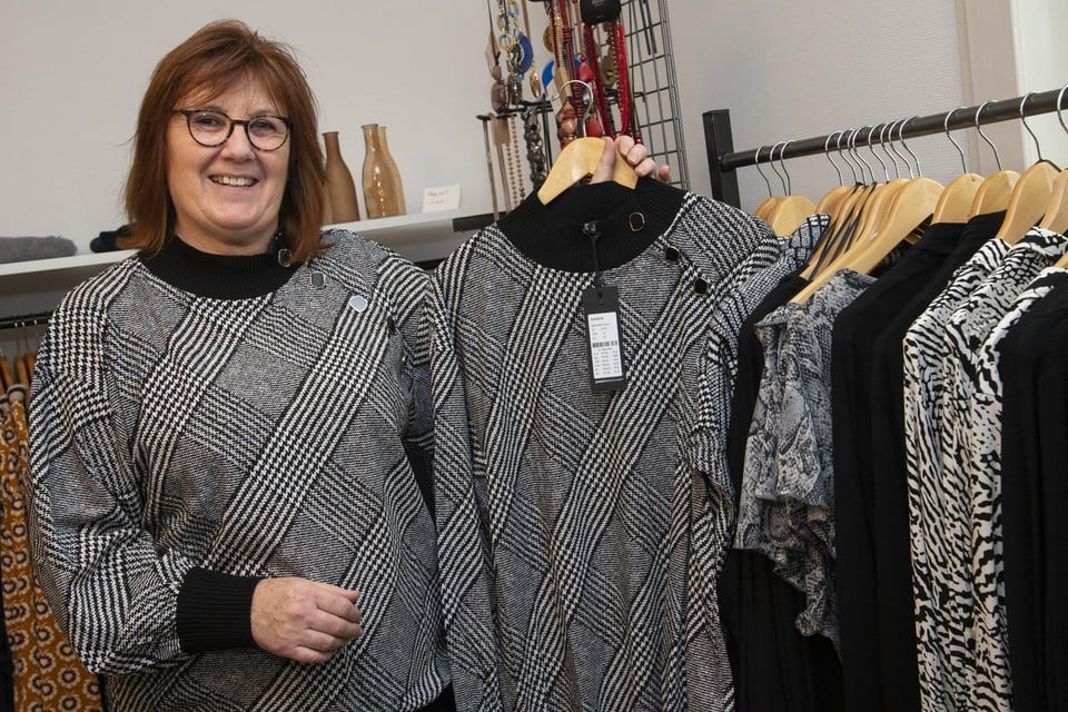 In haar winkel draagt Linda Moonen steevast kleren die ook in de rekken hangen.