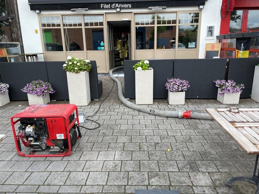 Bij restaurant Filet d’Anvers aan de Lange Lobroekstraat moest de brandweer ook water wegpompen.