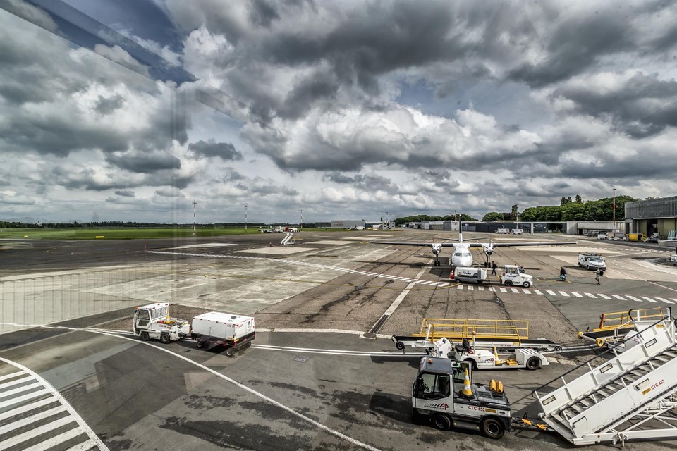 Het tarmac van de luchthaven van Deurne