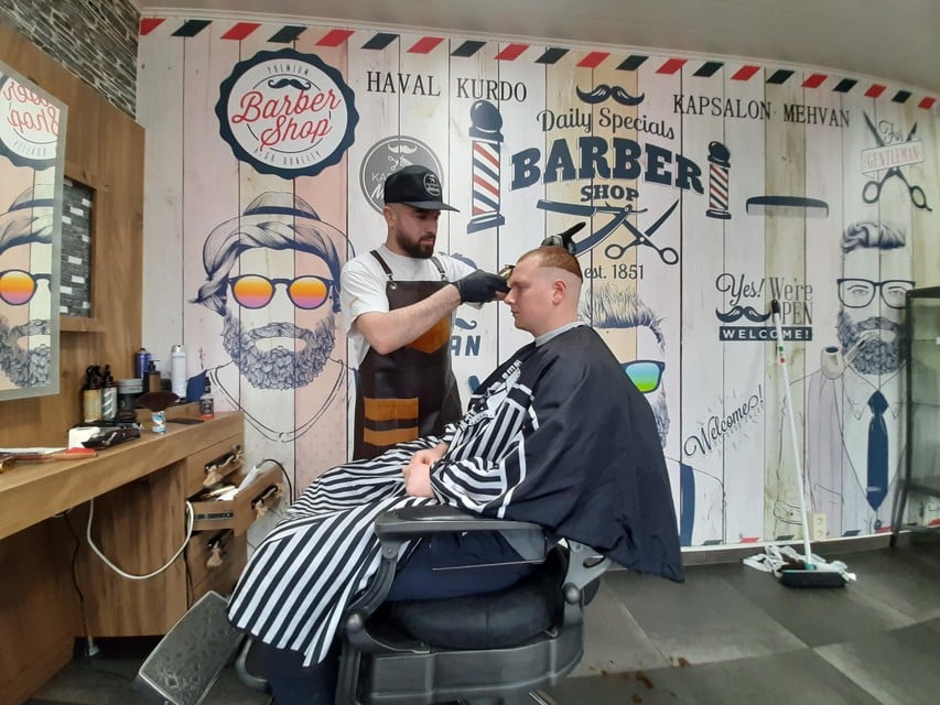 Mehvan Hassan in zijn zaak Barbershop Mehvan in Oostmalle die hij in 2018 startte. Ook de knappe binneninrichting is zijn werk. 