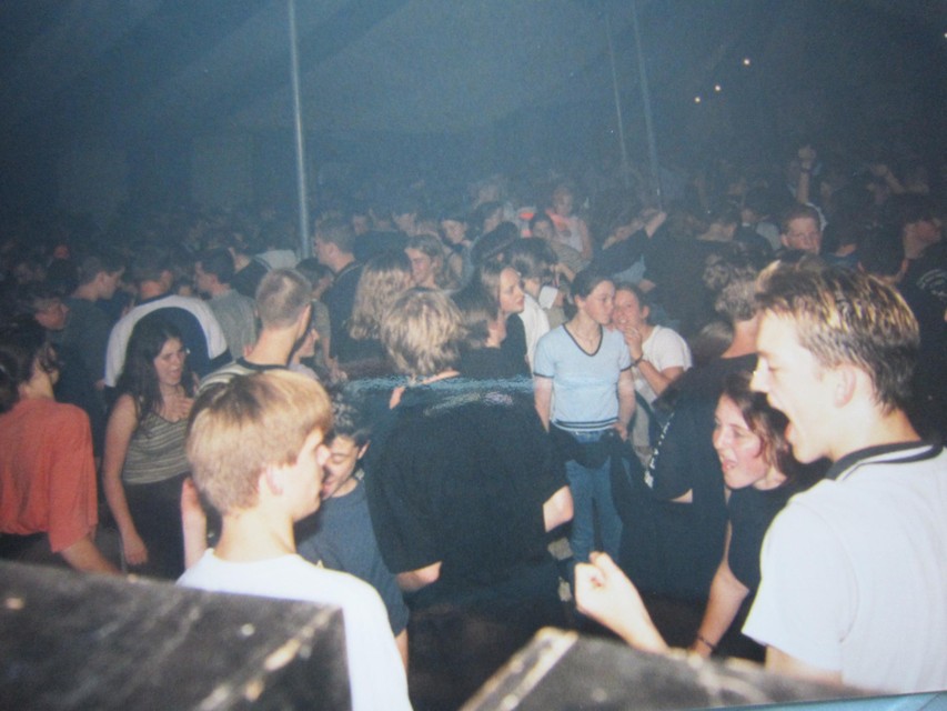 Volle tenten met discobar Piraat.