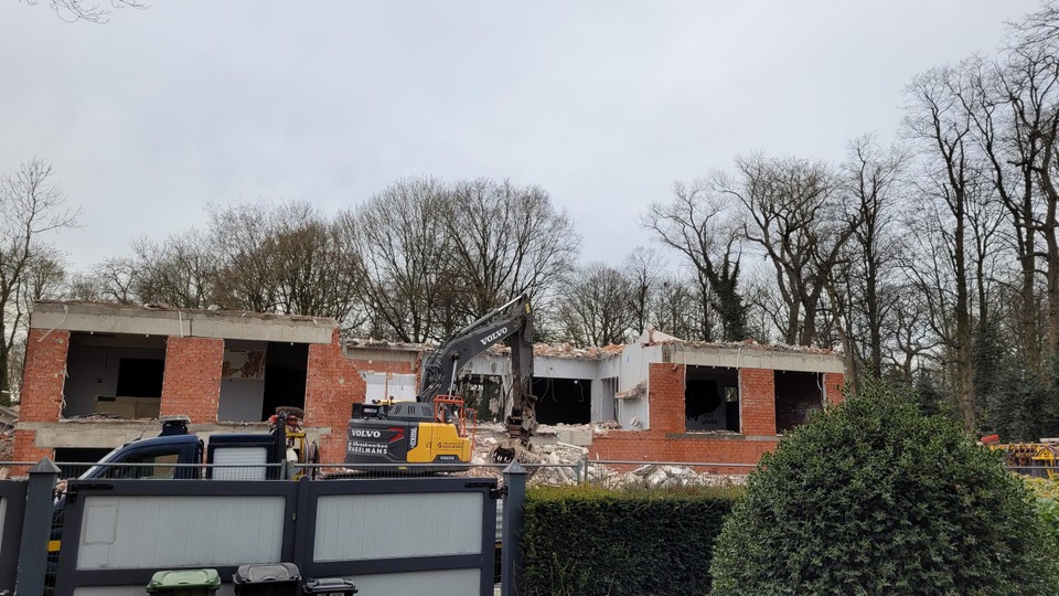 De voorgevel is afgebroken. Hiervoor wordt een nieuw onthaal met grote luifel over de Mudaeusstraat gebouwd.