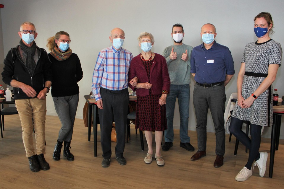 Sam Gooris (met de duimen omhoog) overhandigde vrijdag in het Lierse woonzorgcentrum Sint-Jozef een boekenbon aan Sofie-Katrien Van Grinsven (rechts) en de andere winnaars.