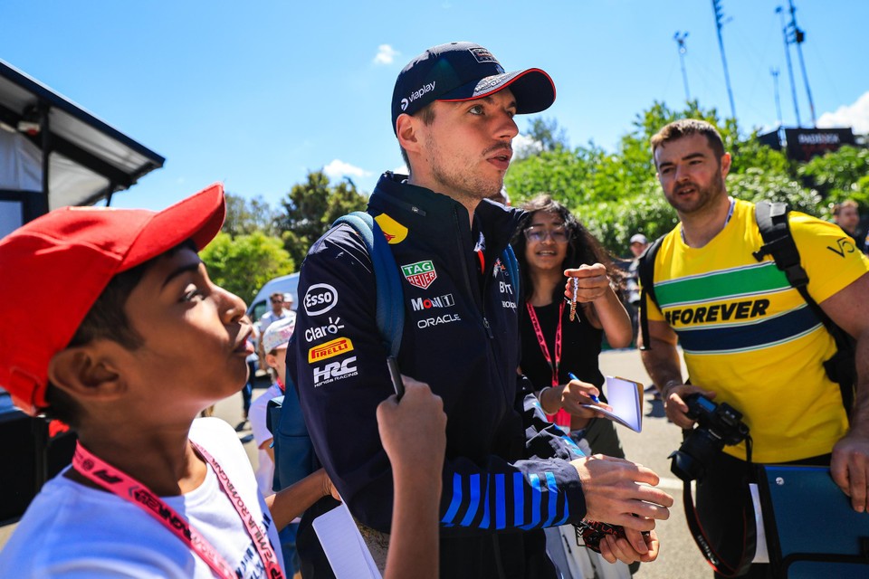 Max Verstappen omringd door fans in Italië.