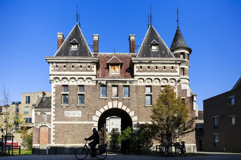 Via dit gebouw krijg je aan de Lange Leemstraat toegang tot de woonwijk Militair Hospitaal.