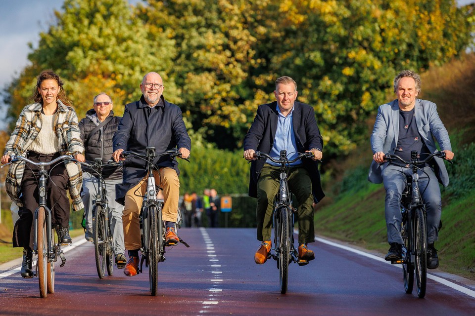 Gedeputeerde Luk Lemmens, burgemeester Alexander Vandersmissen en schepenen Vicky Vanmarcke en Patrick Princen hebben het nieuwe fietspad ingereden. 